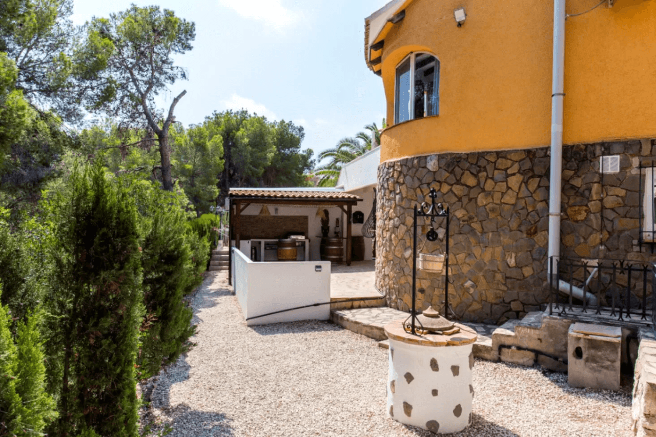 Interessante villa op groot grondstuk te koop in Benissa kust