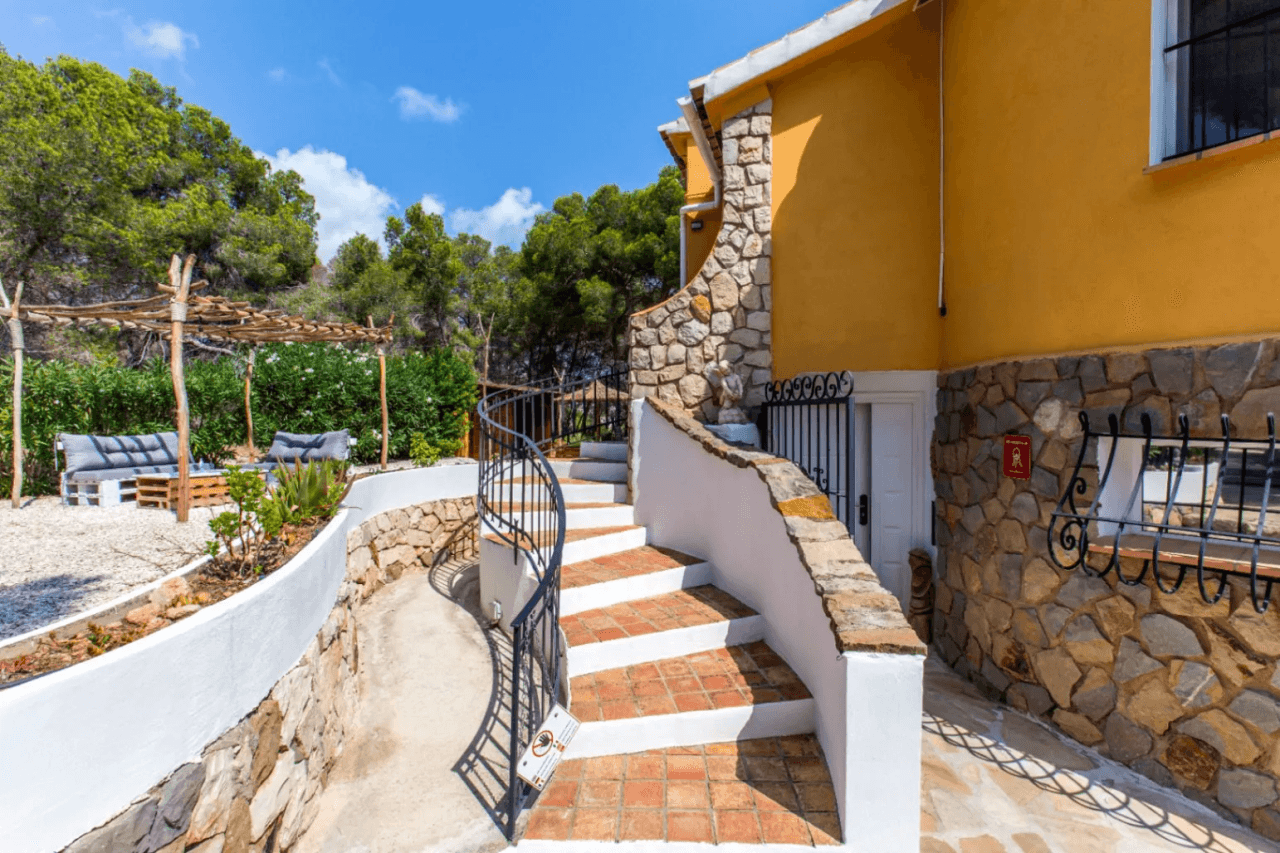 Interessante villa op groot grondstuk te koop in Benissa kust