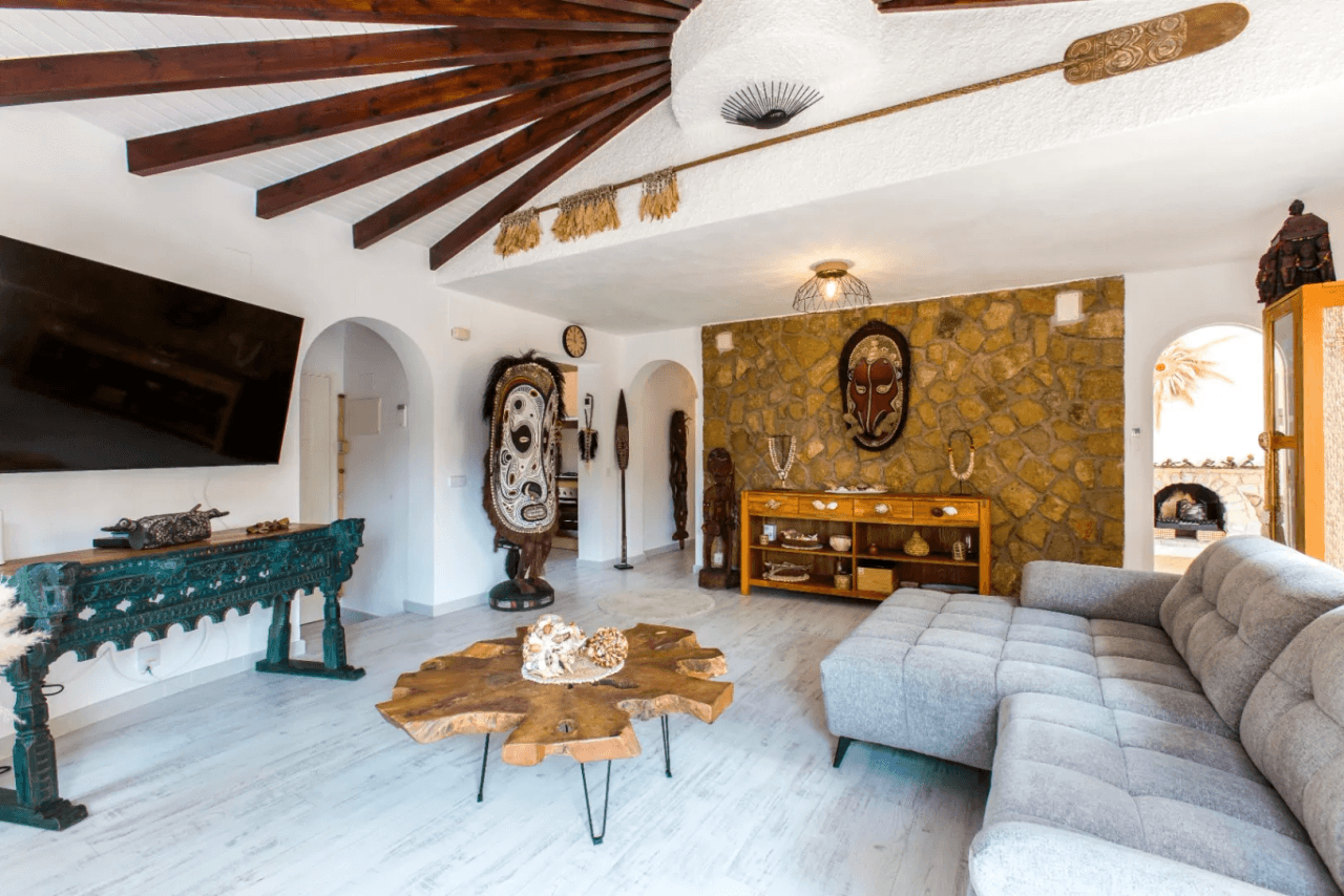 Interessante villa op groot grondstuk te koop in Benissa kust