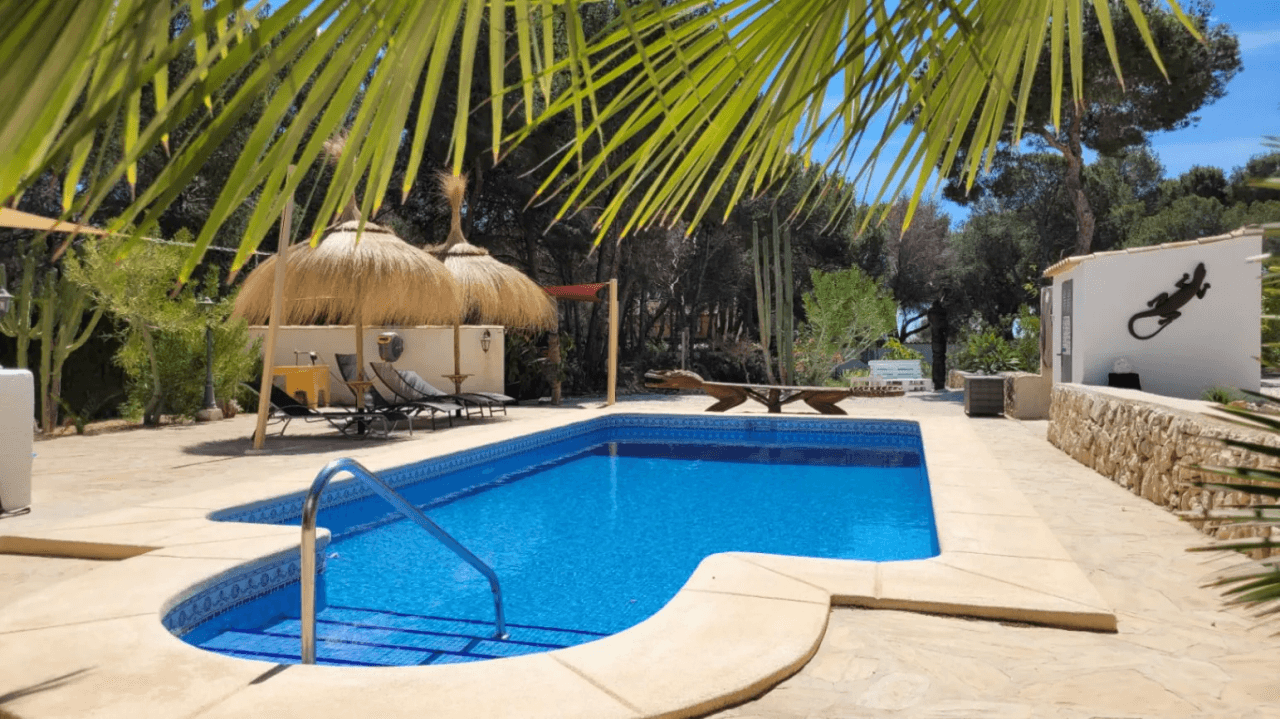 Interessante villa op groot grondstuk te koop in Benissa kust