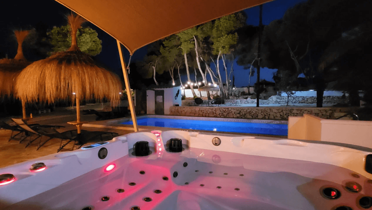 Interessante villa op groot grondstuk te koop in Benissa kust