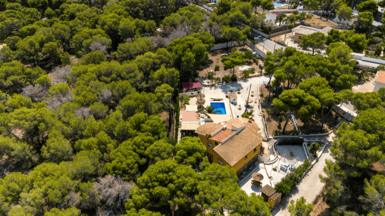 Interessante villa op groot grondstuk te koop in Benissa kust