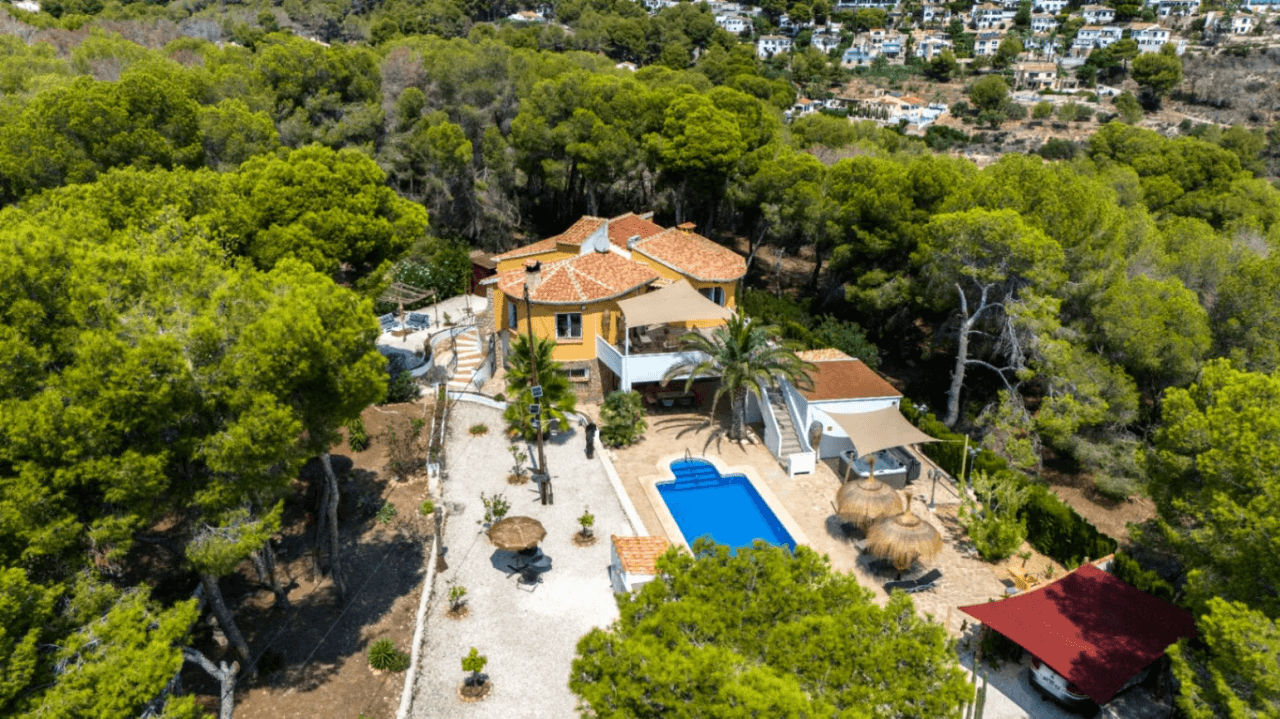 Interessante villa op groot grondstuk te koop in Benissa kust