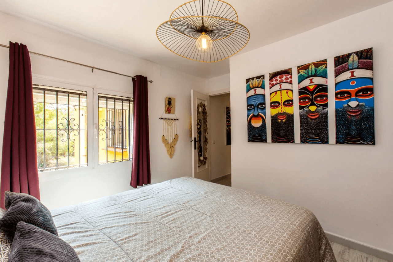 Interessante villa op groot grondstuk te koop in Benissa kust