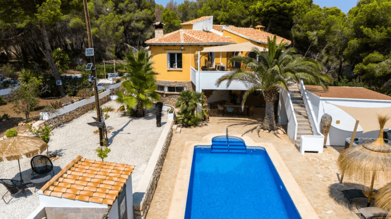 Interessante villa op groot grondstuk te koop in Benissa kust