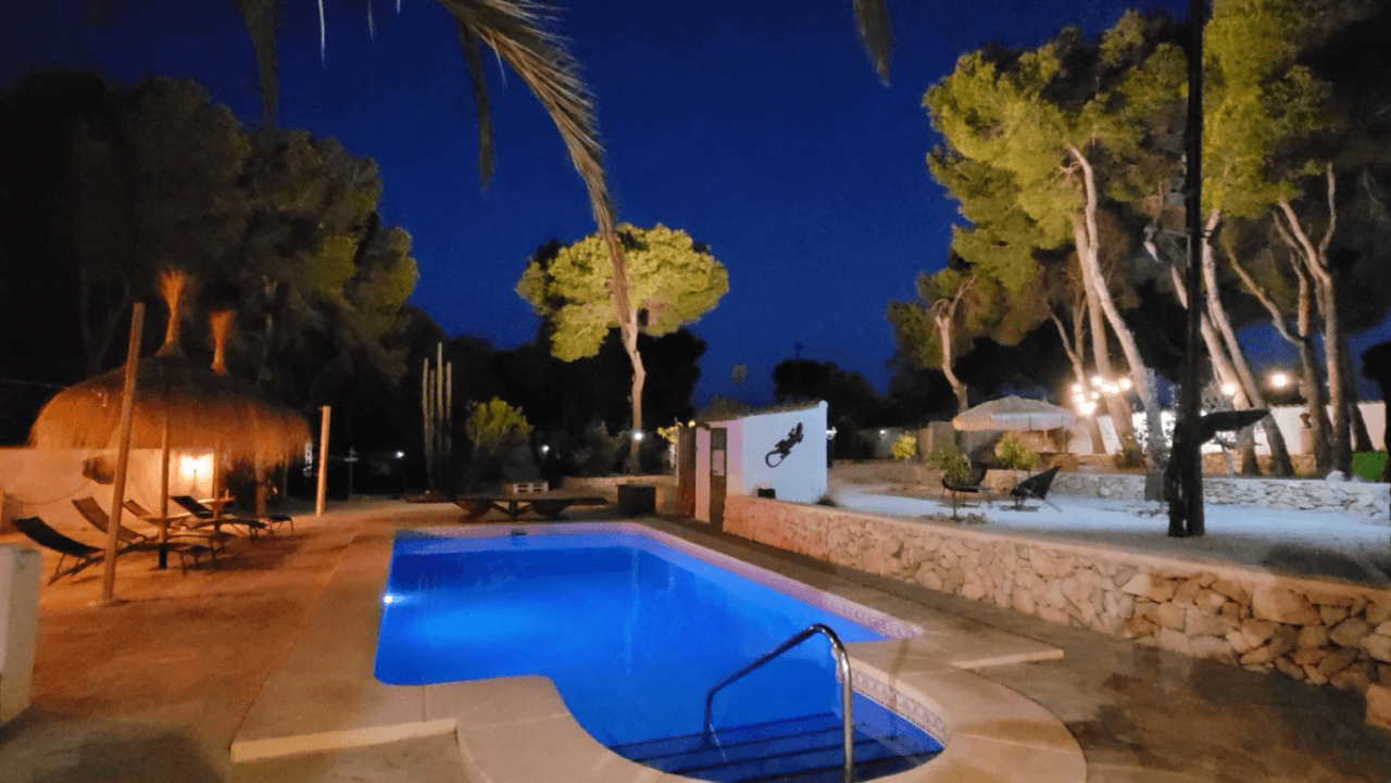 Interessante villa op groot grondstuk te koop in Benissa kust