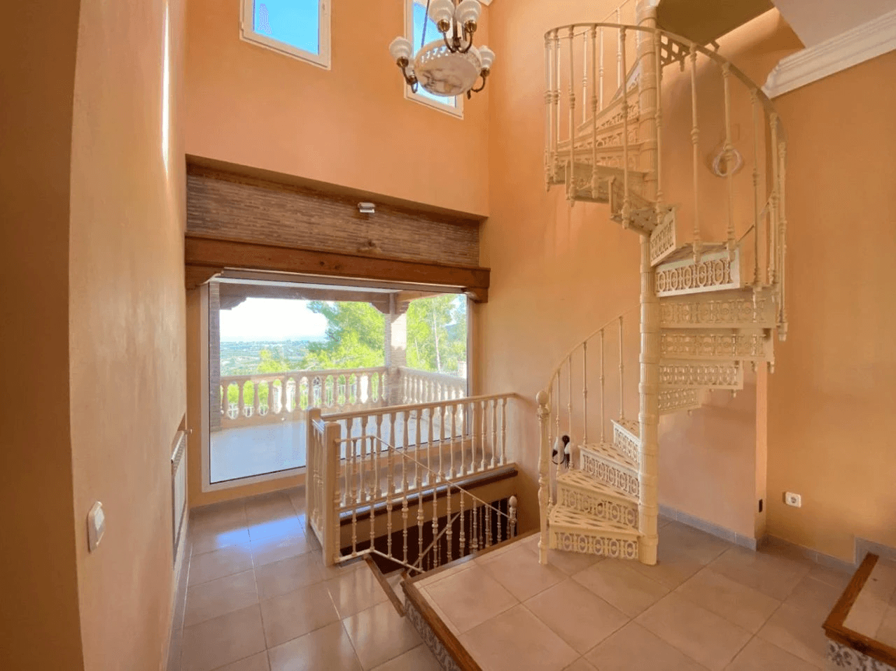 Spacious Mediterranean-style chalet with a large plot for sale in the Sella Golf Resort, Pedreguer, Costa Blanca.