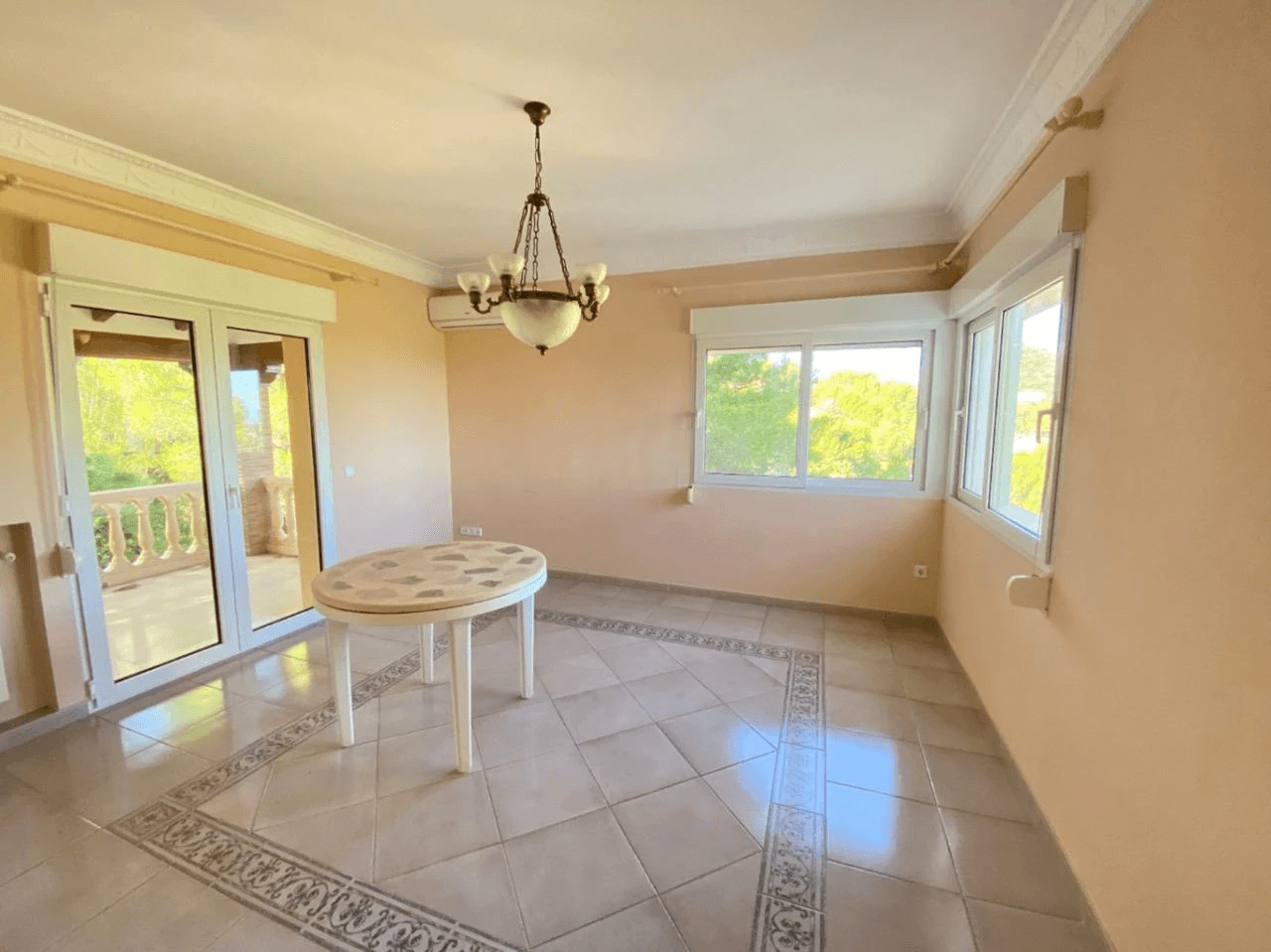 Spacious Mediterranean-style chalet with a large plot for sale in the Sella Golf Resort, Pedreguer, Costa Blanca.