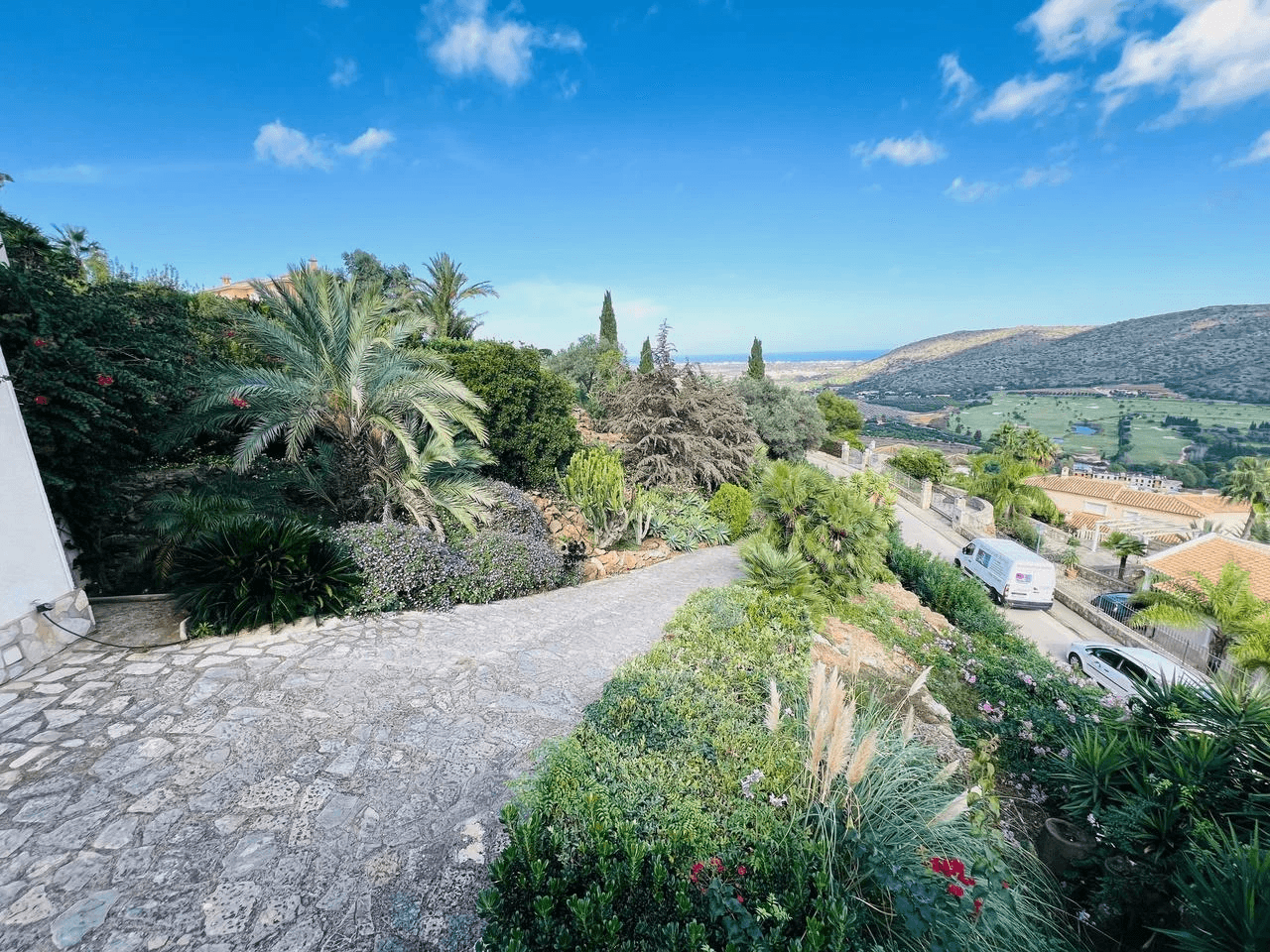 Attractive villa with sea and mountain views in the Sella Golf Resort, Pedreguer, Costa Blanca.