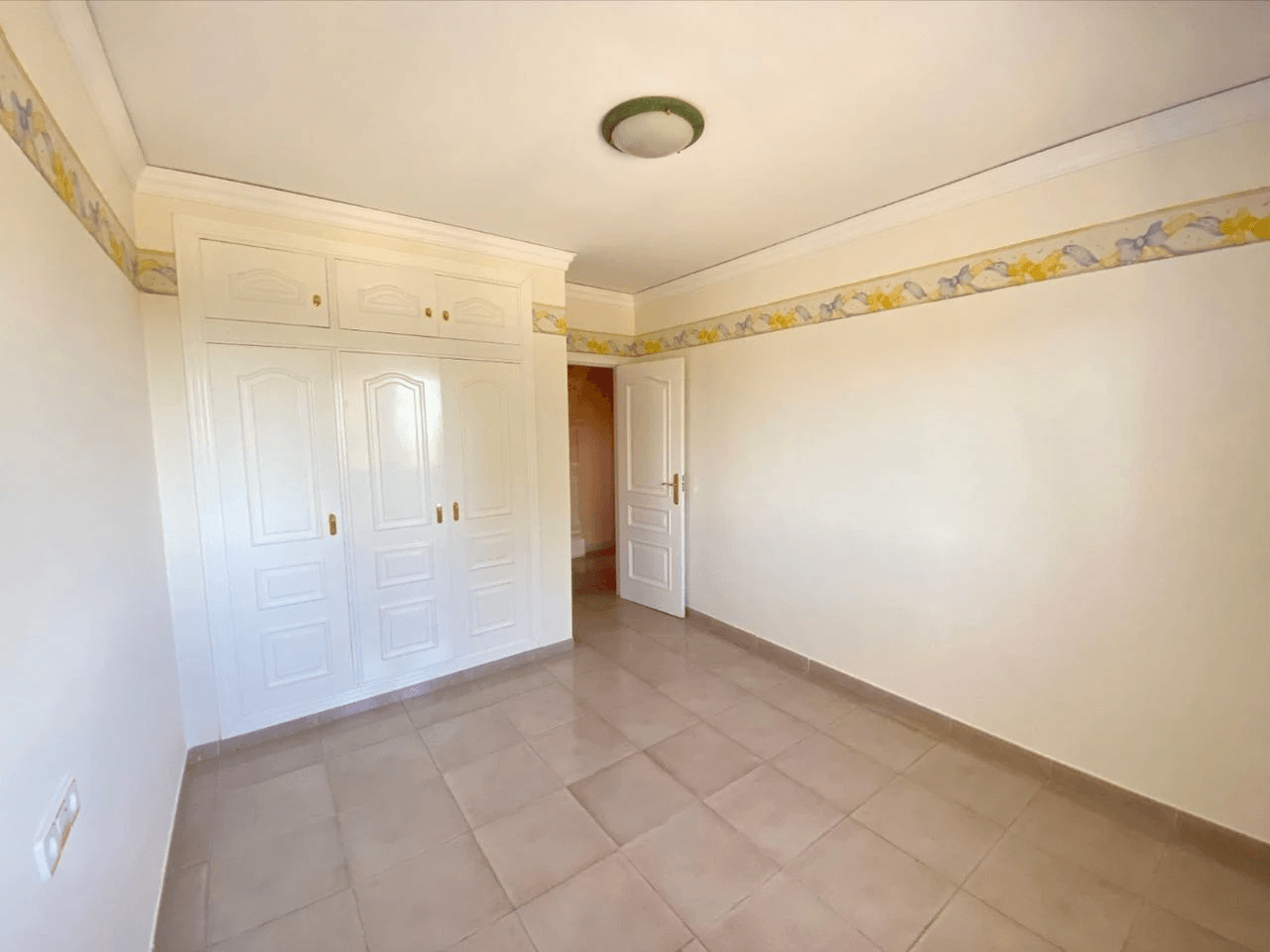 Spacious Mediterranean-style chalet with a large plot for sale in the Sella Golf Resort, Pedreguer, Costa Blanca.