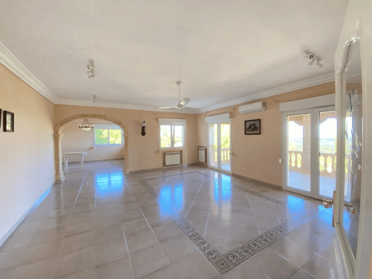 Spacious Mediterranean-style chalet with a large plot for sale in the Sella Golf Resort, Pedreguer, Costa Blanca.