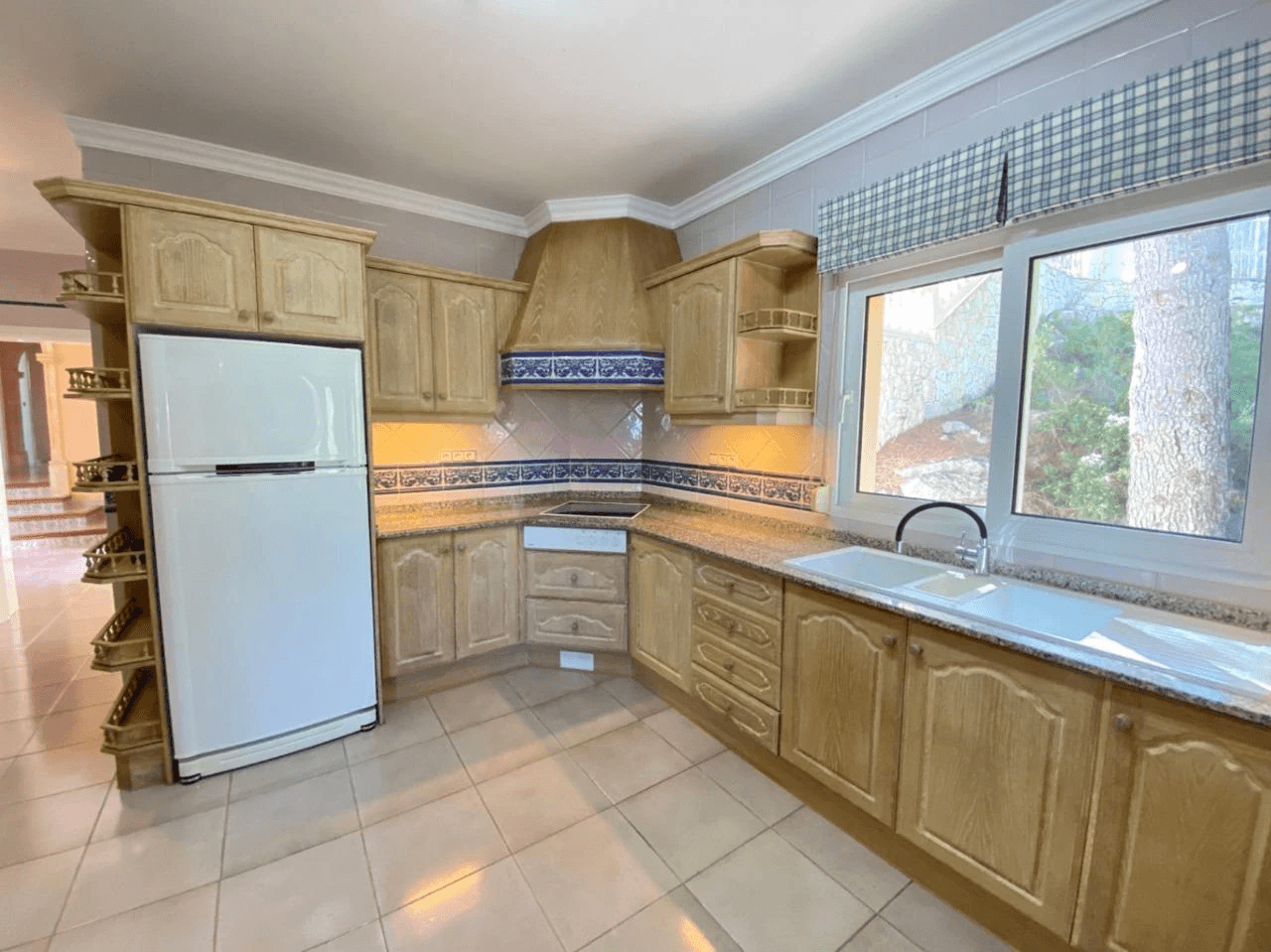 Spacious Mediterranean-style chalet with a large plot for sale in the Sella Golf Resort, Pedreguer, Costa Blanca.