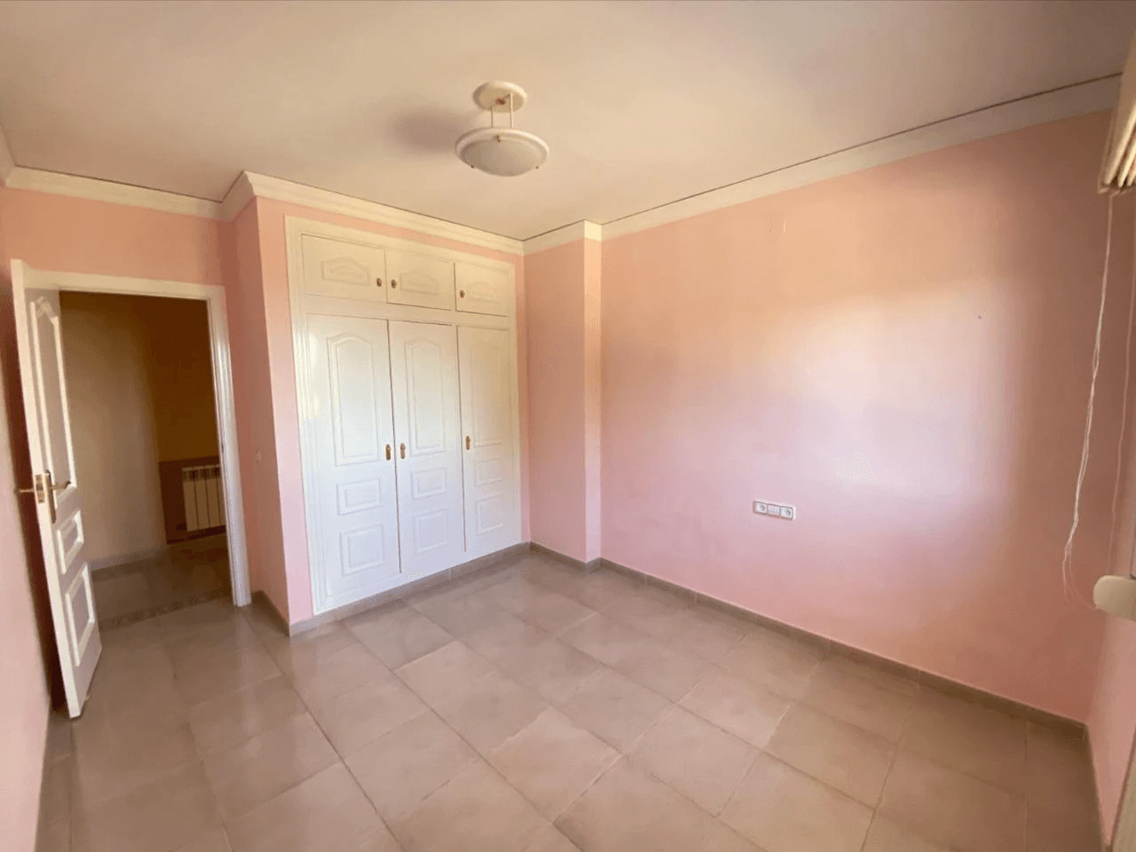 Spacious Mediterranean-style chalet with a large plot for sale in the Sella Golf Resort, Pedreguer, Costa Blanca.