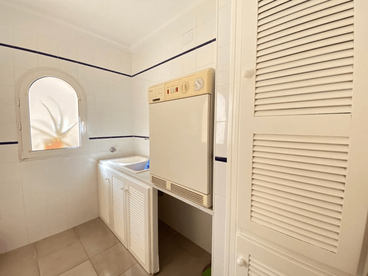 Spacious Mediterranean-style chalet with a large plot for sale in the Sella Golf Resort, Pedreguer, Costa Blanca.