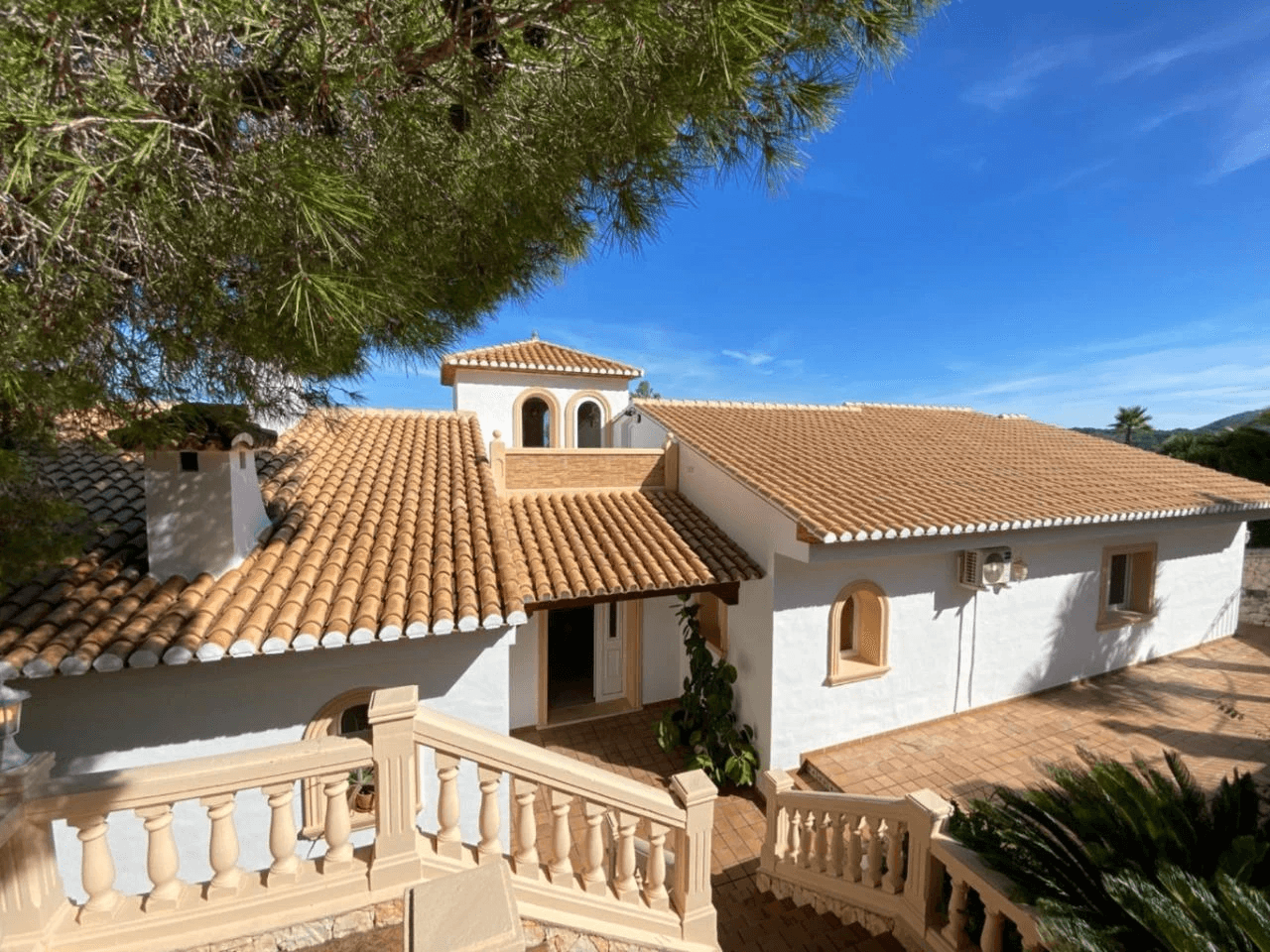Spacious Mediterranean-style chalet with a large plot for sale in the Sella Golf Resort, Pedreguer, Costa Blanca.