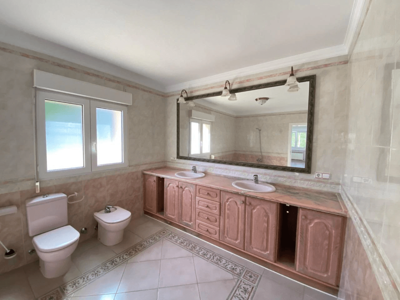 Spacious Mediterranean-style chalet with a large plot for sale in the Sella Golf Resort, Pedreguer, Costa Blanca.