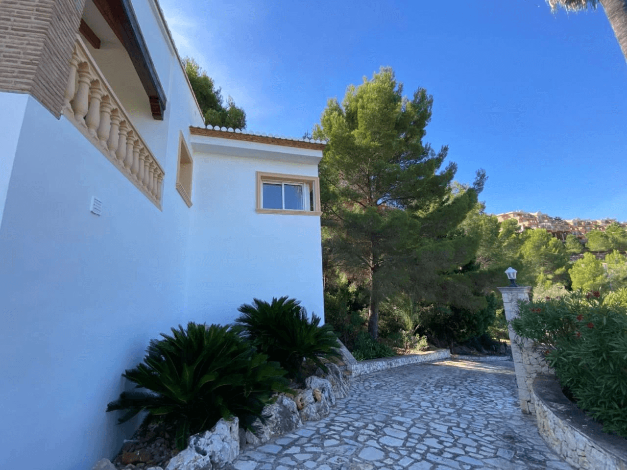 Spacious Mediterranean-style chalet with a large plot for sale in the Sella Golf Resort, Pedreguer, Costa Blanca.