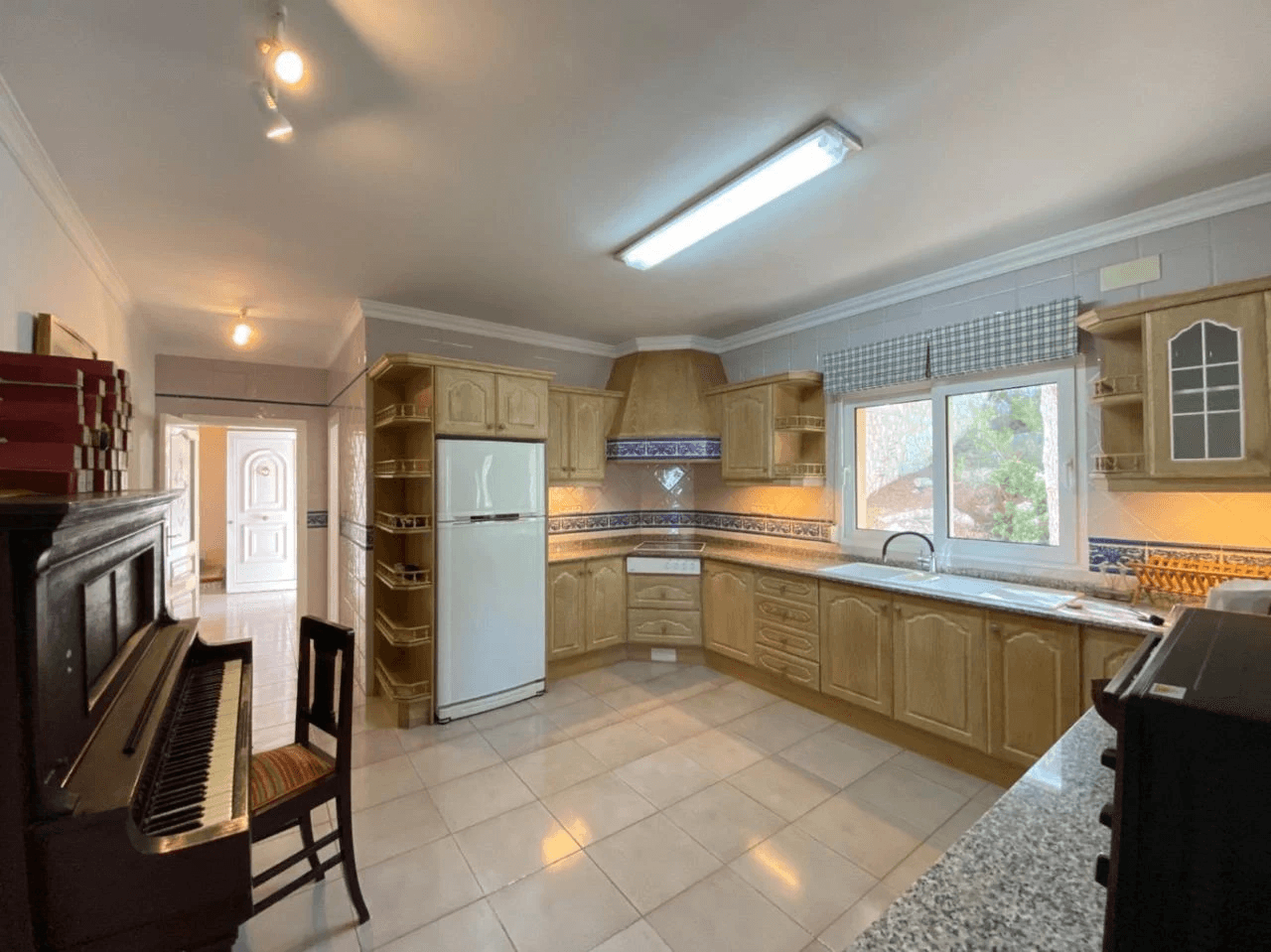Spacious Mediterranean-style chalet with a large plot for sale in the Sella Golf Resort, Pedreguer, Costa Blanca.