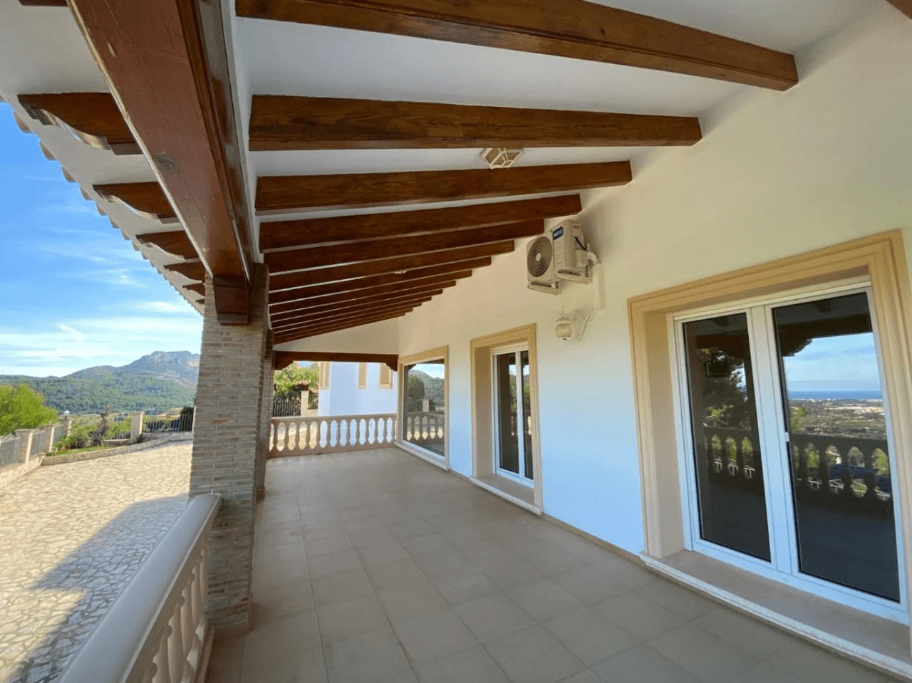 Spacious Mediterranean-style chalet with a large plot for sale in the Sella Golf Resort, Pedreguer, Costa Blanca.