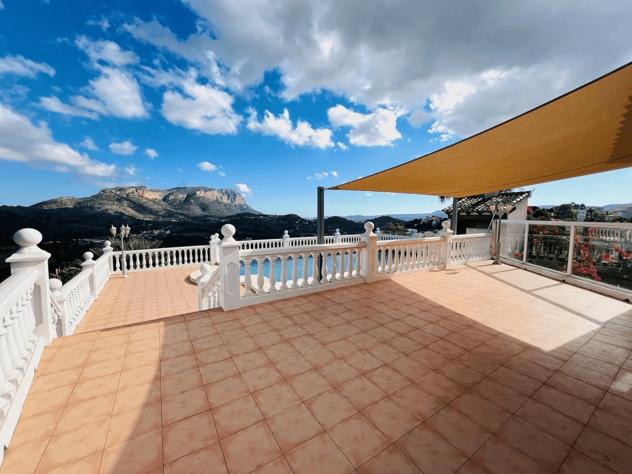 Attractive villa with sea and mountain views in the Sella Golf Resort, Pedreguer, Costa Blanca.