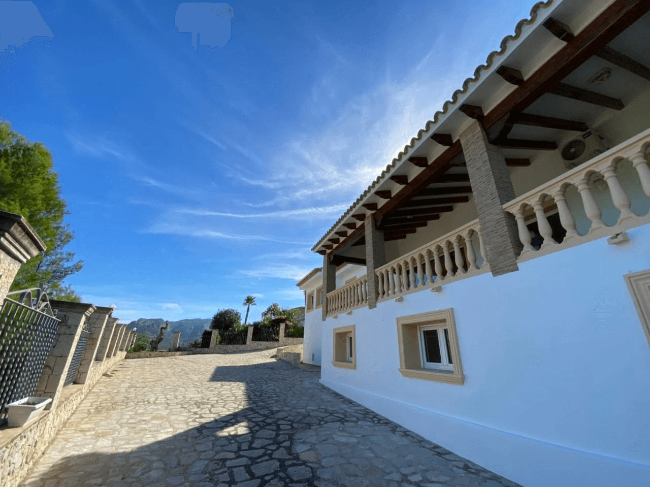 Spacious Mediterranean-style chalet with a large plot for sale in the Sella Golf Resort, Pedreguer, Costa Blanca.