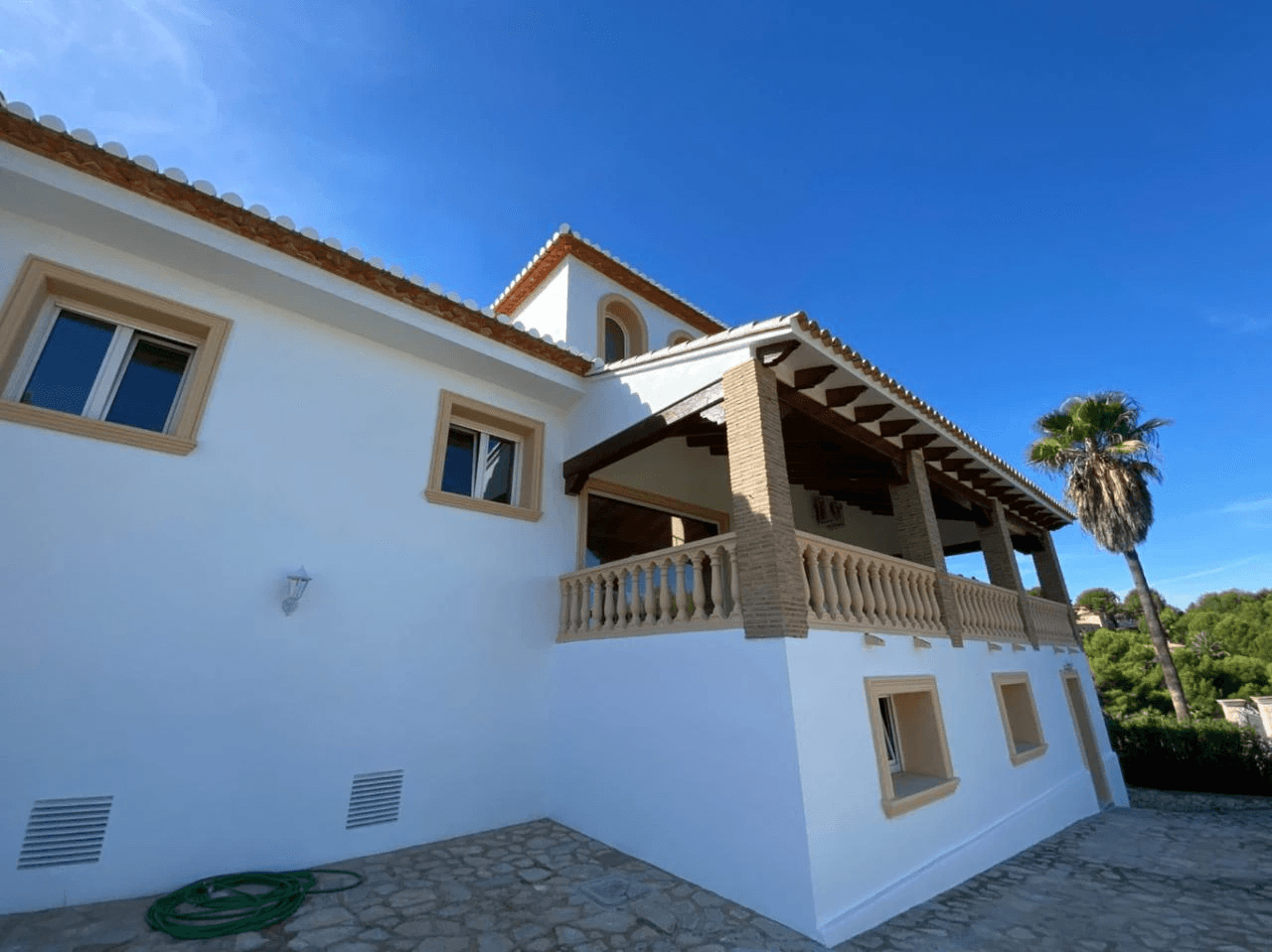 Spacious Mediterranean-style chalet with a large plot for sale in the Sella Golf Resort, Pedreguer, Costa Blanca.