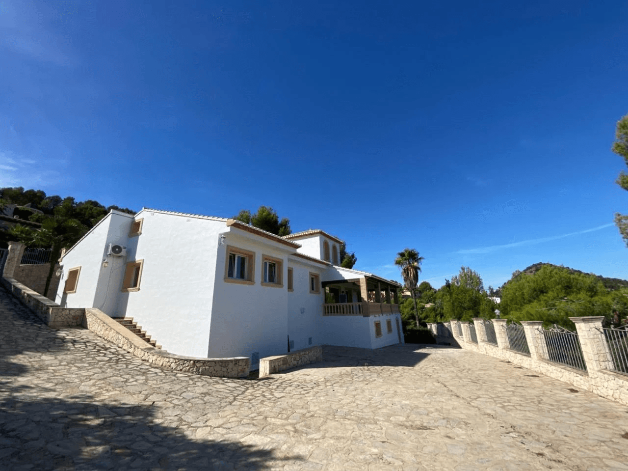 Spacious Mediterranean-style chalet with a large plot for sale in the Sella Golf Resort, Pedreguer, Costa Blanca.