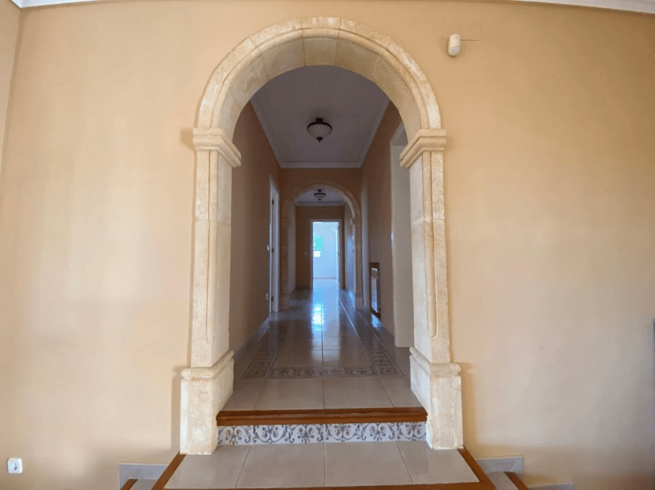 Spacious Mediterranean-style chalet with a large plot for sale in the Sella Golf Resort, Pedreguer, Costa Blanca.