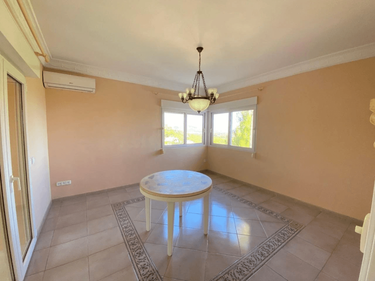 Spacious Mediterranean-style chalet with a large plot for sale in the Sella Golf Resort, Pedreguer, Costa Blanca.