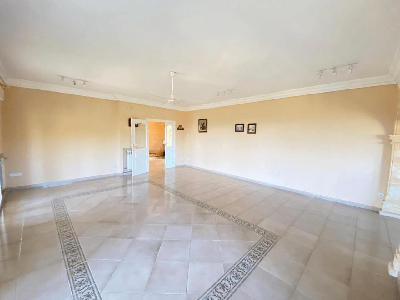 Spacious Mediterranean-style chalet with a large plot for sale in the Sella Golf Resort, Pedreguer, Costa Blanca.