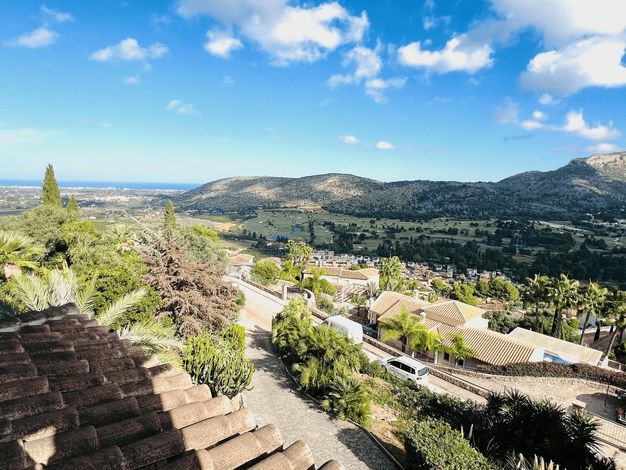 Attractive villa with sea and mountain views in the Sella Golf Resort, Pedreguer, Costa Blanca.
