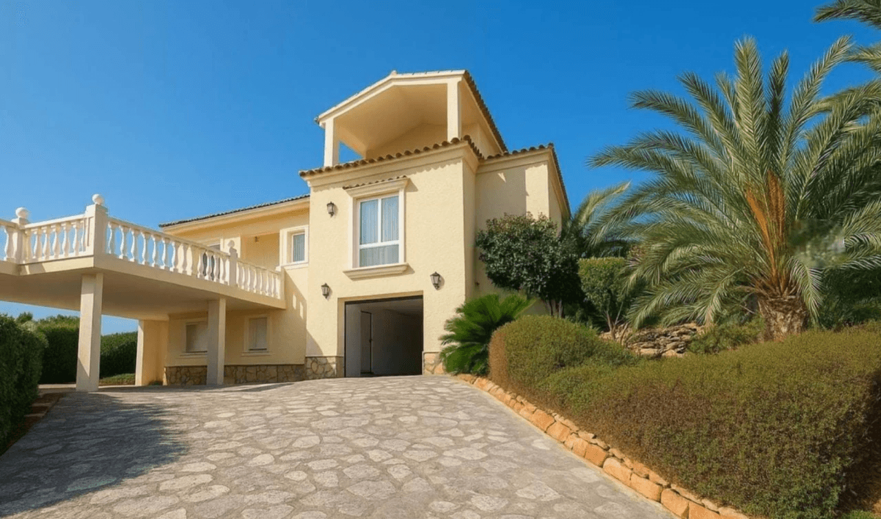 Attractive villa with sea and mountain views in the Sella Golf Resort, Pedreguer, Costa Blanca.