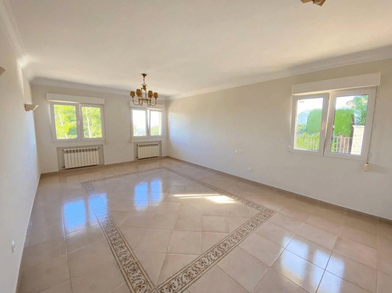 Spacious Mediterranean-style chalet with a large plot for sale in the Sella Golf Resort, Pedreguer, Costa Blanca.
