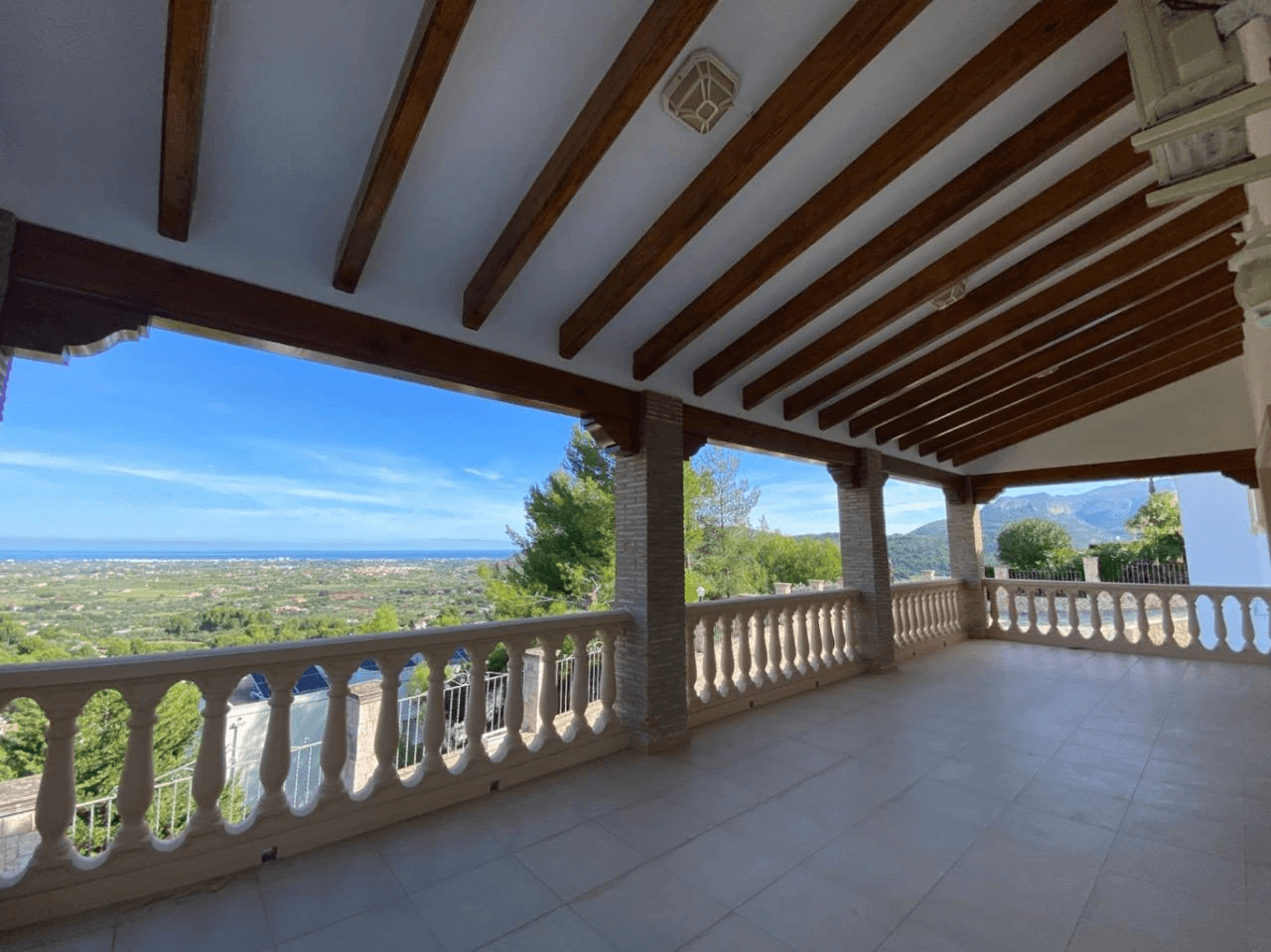 Spacious Mediterranean-style chalet with a large plot for sale in the Sella Golf Resort, Pedreguer, Costa Blanca.