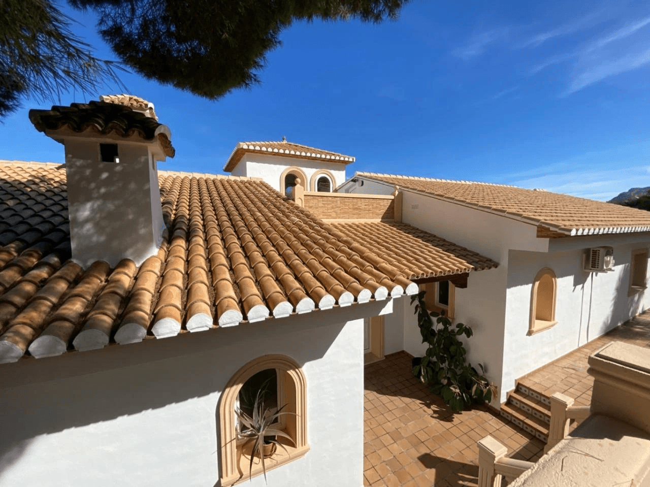 Spacious Mediterranean-style chalet with a large plot for sale in the Sella Golf Resort, Pedreguer, Costa Blanca.