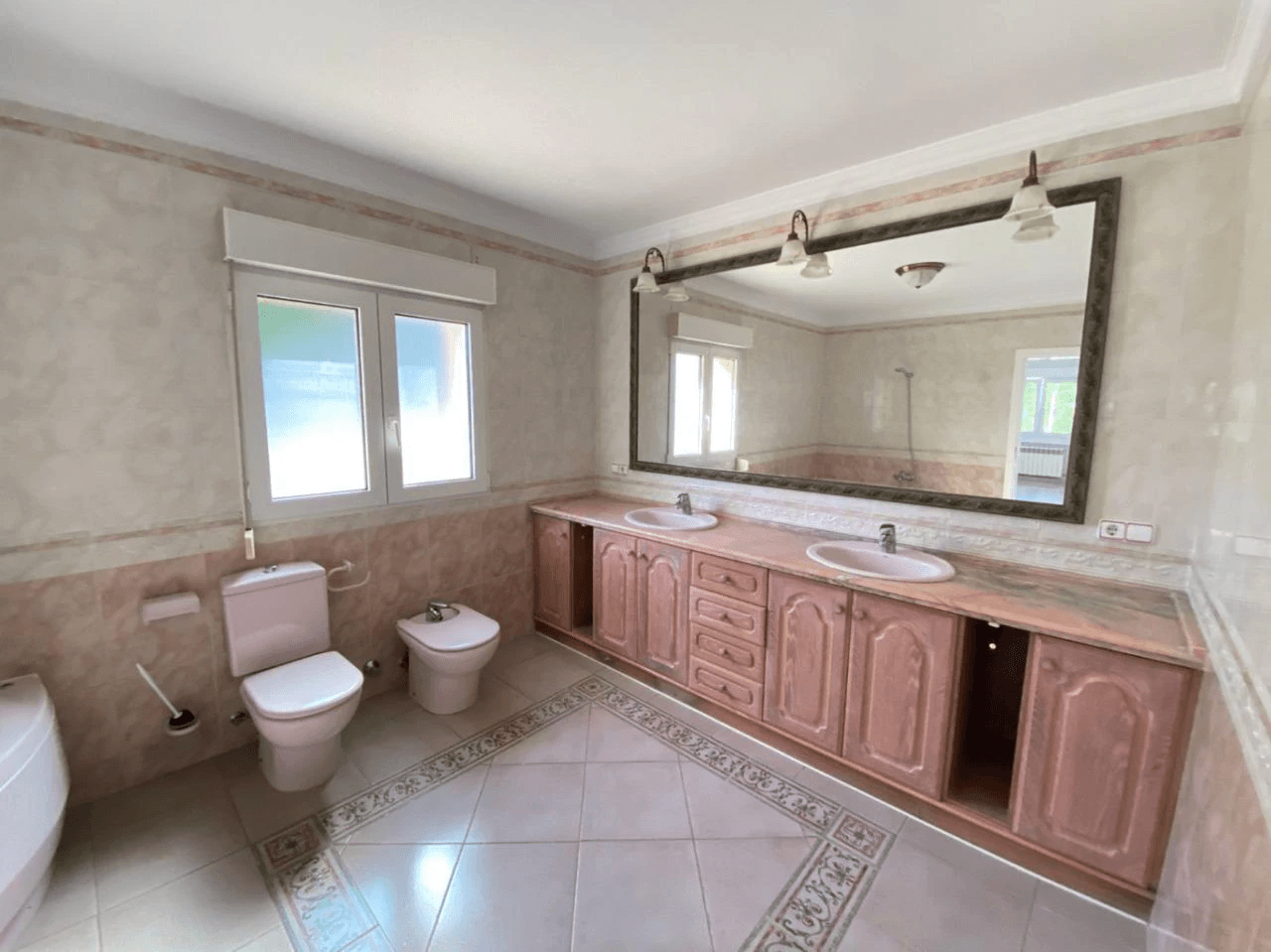 Spacious Mediterranean-style chalet with a large plot for sale in the Sella Golf Resort, Pedreguer, Costa Blanca.