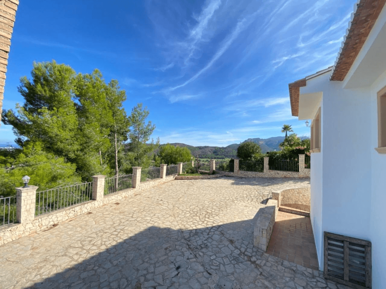 Spacious Mediterranean-style chalet with a large plot for sale in the Sella Golf Resort, Pedreguer, Costa Blanca.