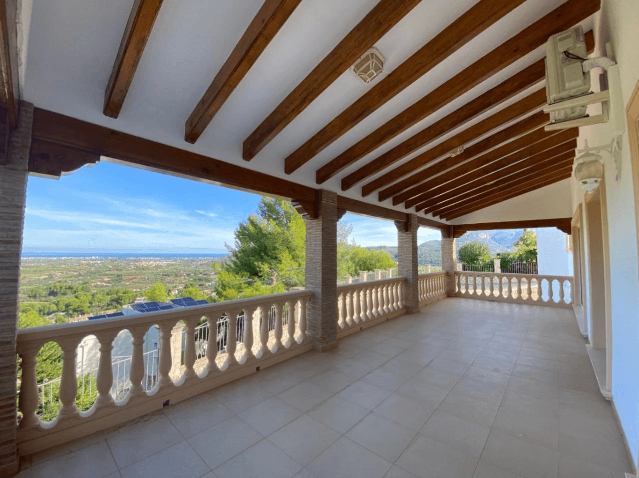 Spacious Mediterranean-style chalet with a large plot for sale in the Sella Golf Resort, Pedreguer, Costa Blanca.
