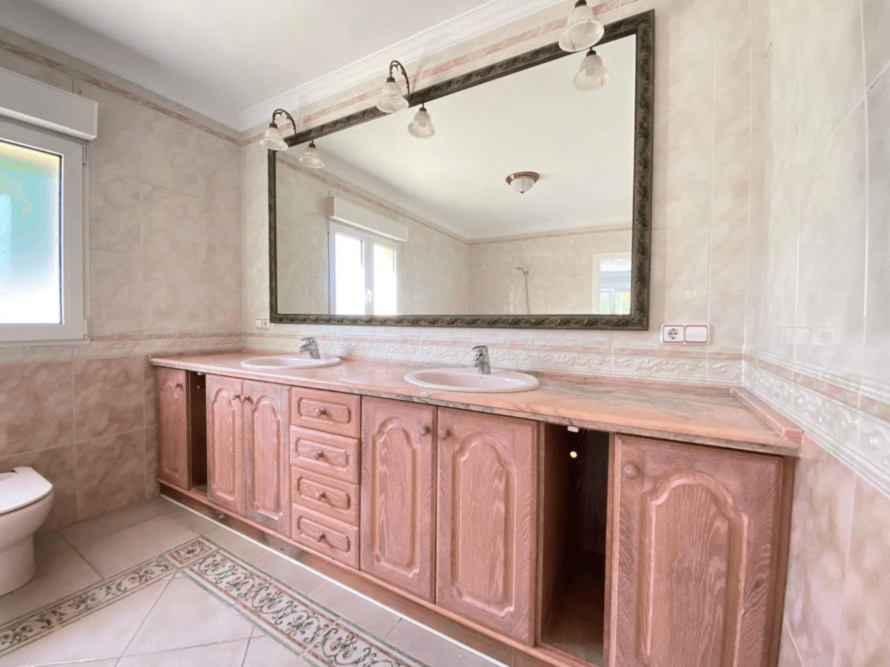 Spacious Mediterranean-style chalet with a large plot for sale in the Sella Golf Resort, Pedreguer, Costa Blanca.