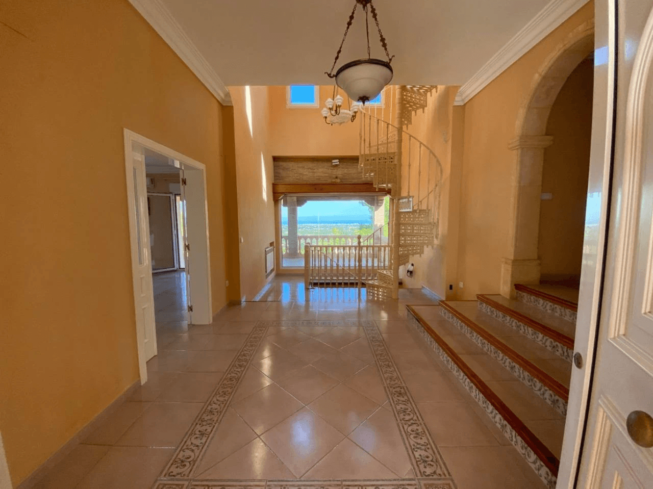 Spacious Mediterranean-style chalet with a large plot for sale in the Sella Golf Resort, Pedreguer, Costa Blanca.