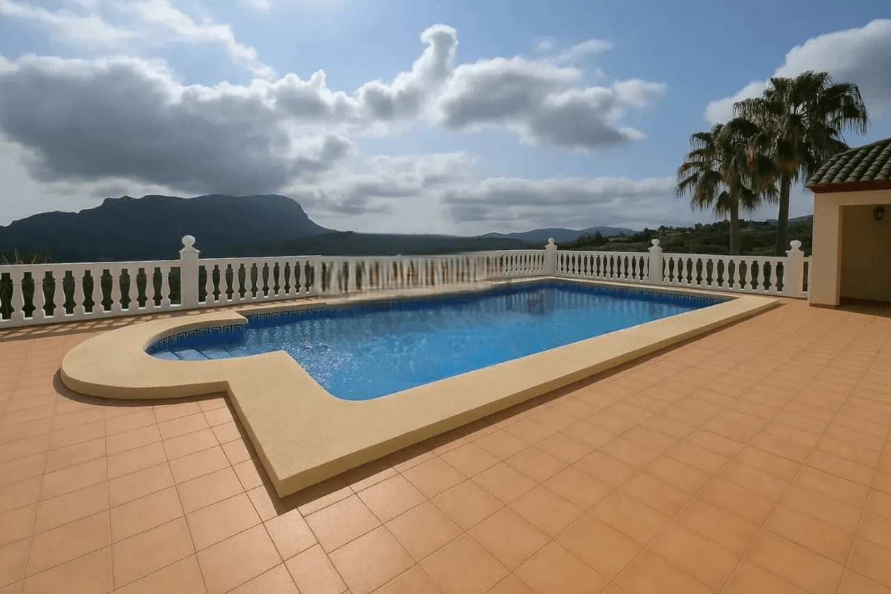Attractive villa with sea and mountain views in the Sella Golf Resort, Pedreguer, Costa Blanca.