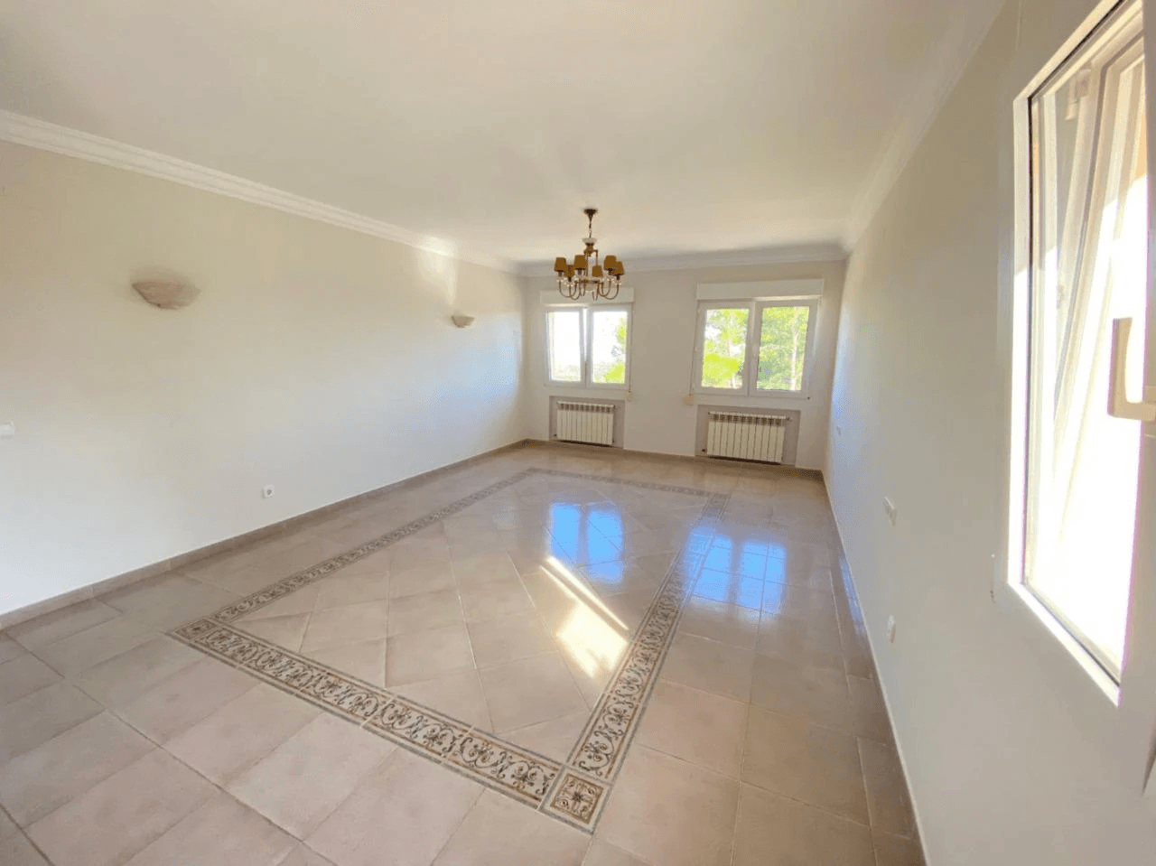 Spacious Mediterranean-style chalet with a large plot for sale in the Sella Golf Resort, Pedreguer, Costa Blanca.