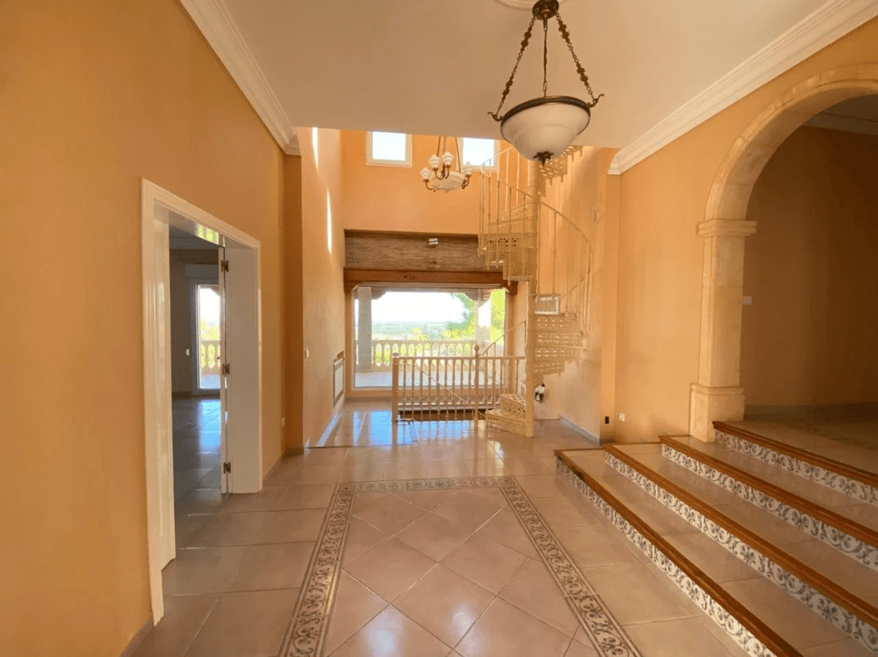 Spacious Mediterranean-style chalet with a large plot for sale in the Sella Golf Resort, Pedreguer, Costa Blanca.