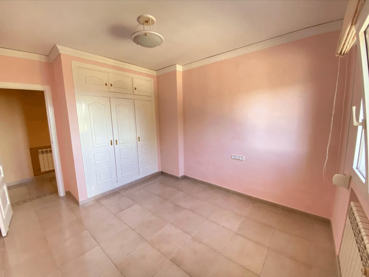 Spacious Mediterranean-style chalet with a large plot for sale in the Sella Golf Resort, Pedreguer, Costa Blanca.