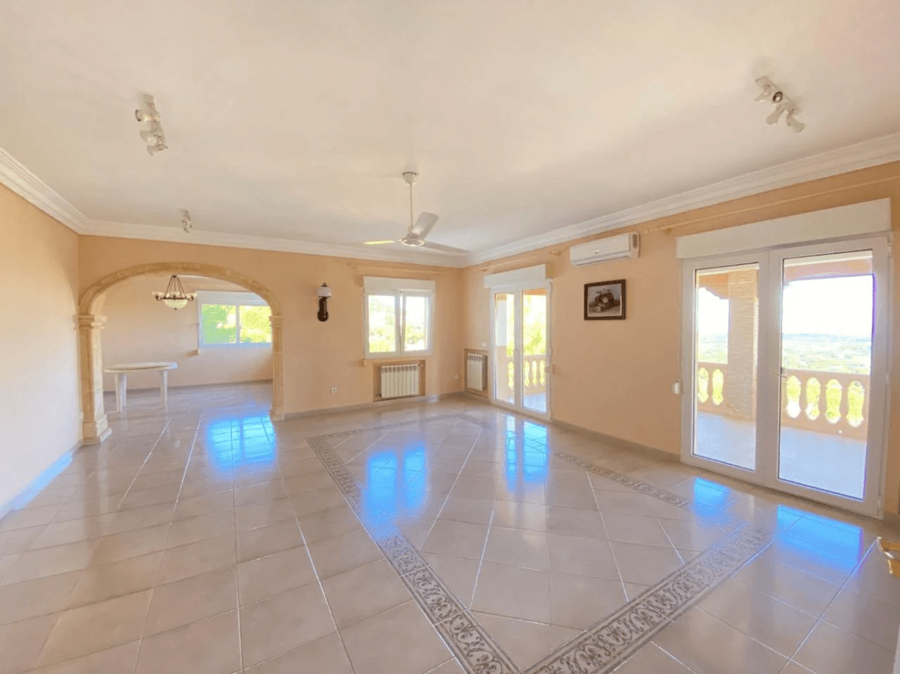 Spacious Mediterranean-style chalet with a large plot for sale in the Sella Golf Resort, Pedreguer, Costa Blanca.