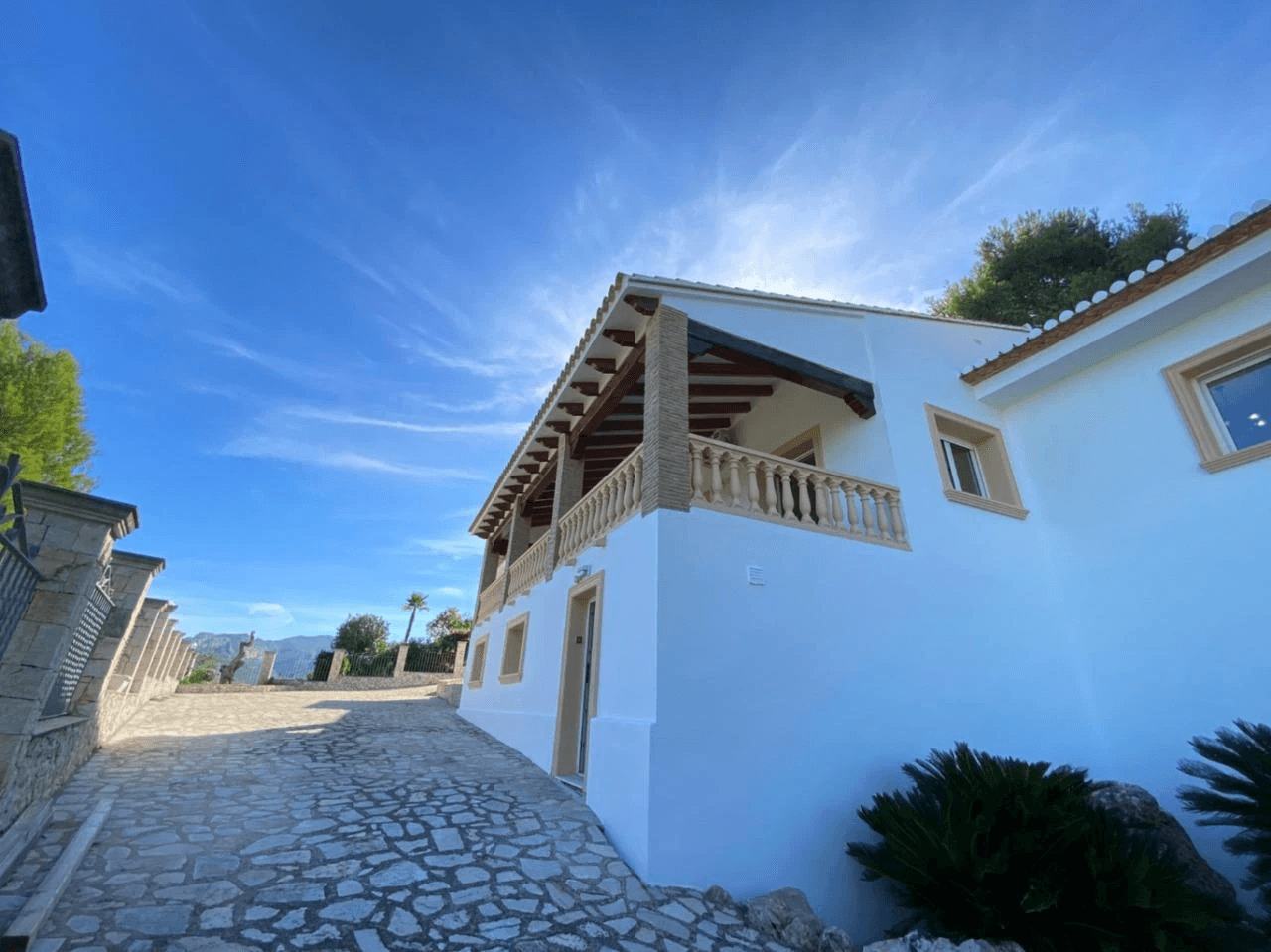 Spacious Mediterranean-style chalet with a large plot for sale in the Sella Golf Resort, Pedreguer, Costa Blanca.