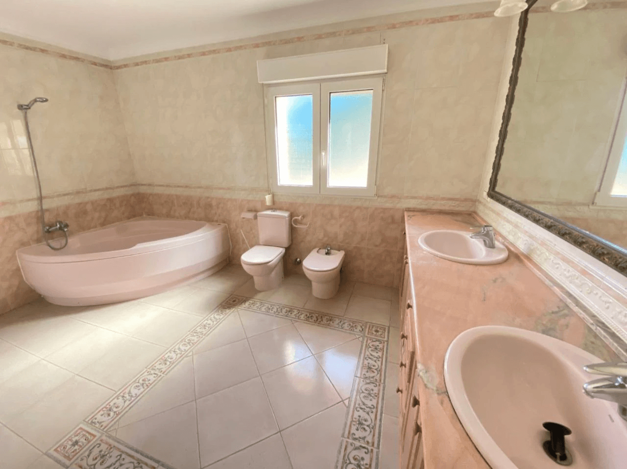Spacious Mediterranean-style chalet with a large plot for sale in the Sella Golf Resort, Pedreguer, Costa Blanca.