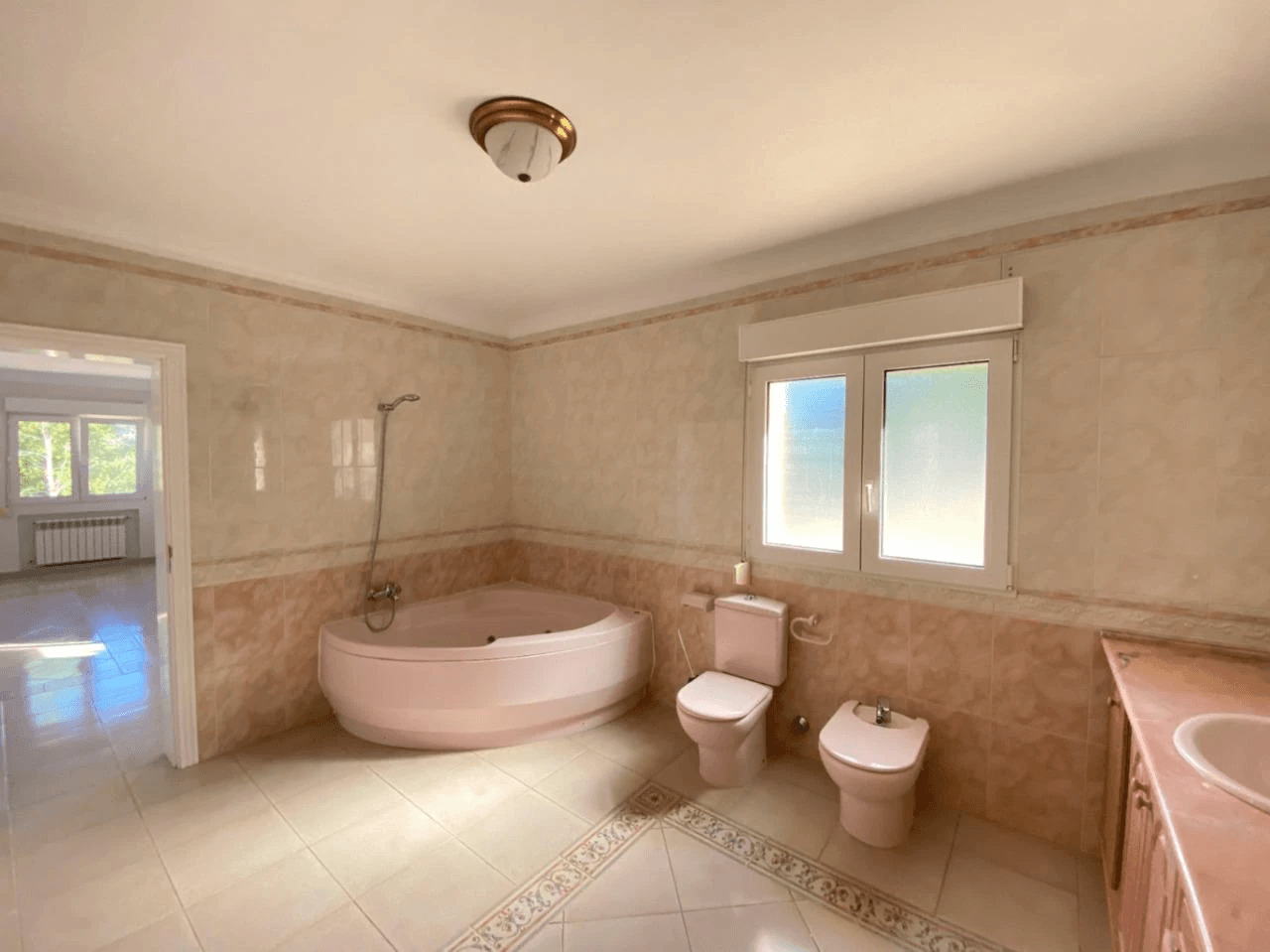 Spacious Mediterranean-style chalet with a large plot for sale in the Sella Golf Resort, Pedreguer, Costa Blanca.