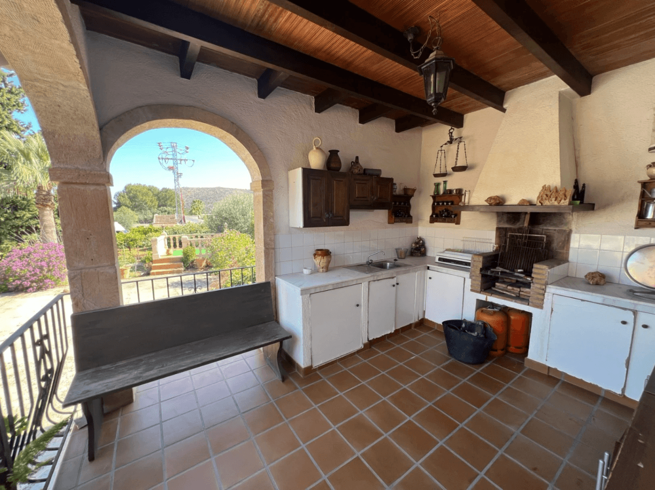 Finca espagnole traditionnelle avec un énorme terrain et un potentiel infini à vendre dans le complexe de golf La Sella, Pedreguer, Costa Blanca.