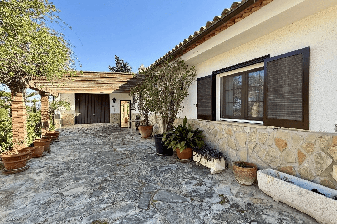 Finca espagnole traditionnelle avec un énorme terrain et un potentiel infini à vendre dans le complexe de golf La Sella, Pedreguer, Costa Blanca.